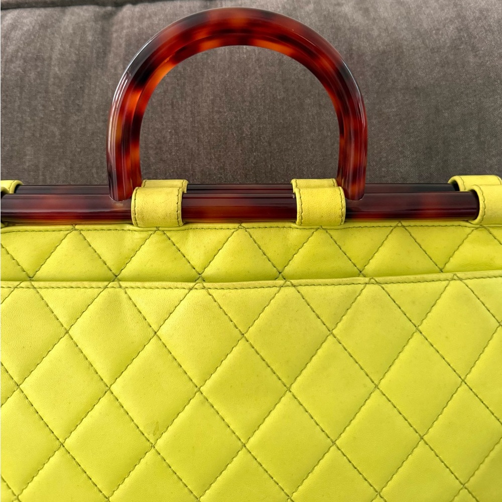 Authentic CHANEL Tortoise Top Handle Bag lime yellow leather guilted medium - Picture 4 of 16